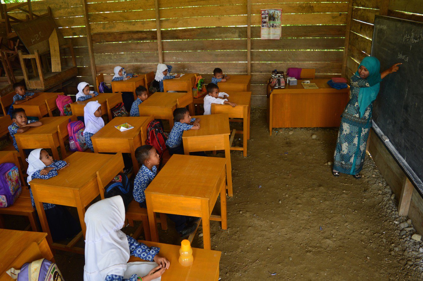 A teacher teaches students of the Islamic primary school Madrasah Ibtidaiyah in Babahrot village, Southwest Aceh, on Sept. 29. (Antara/Suprian)